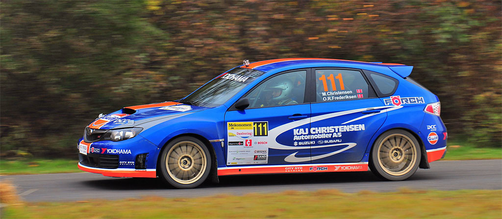 Max Christensen for fuld fart på vej mod andenpladsen i Danboring Rally i sin Subaru Impreza
(Foto: Michael Eisenberg)